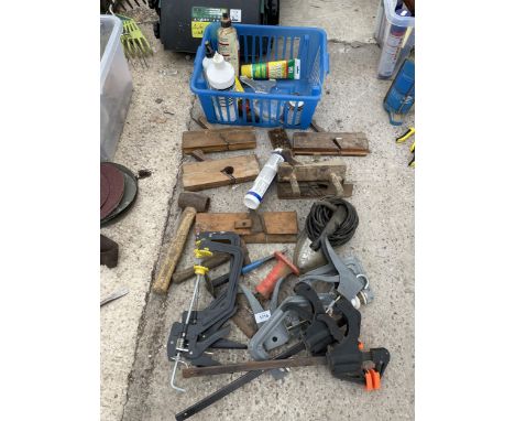 AN ASSORTMENT OF TOOLS TO INCLUDE VINTAGE WOOD PLANES AND CLAMPS ETC 