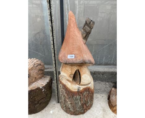 A TOADSTOOL HOUSE CHAINSAW CARVING (H:67CM) 