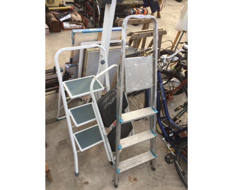 THREE SETS OF SMALL STEP LADDERS TO INCLUDE AN ALUMINIUM THREE RUNG SET 