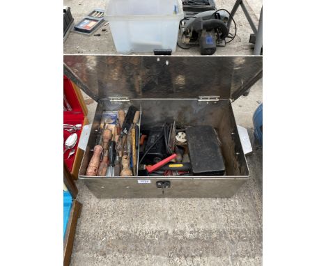 A METAL TOOL CHEST WITH AN ASSORTMENT OF TOOLS TO INCLUDE AN ELECTRIC JIGSAW AND CHISELS ETC 