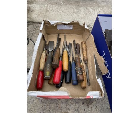 AN ASSORTMENT OF CHISELS AND LATHE TOOLS 