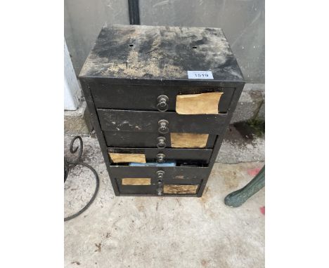 A VINTAGE MINIATURE METAL SEVEN DRAWER ENGINEERS CHEST CONTAINING AN ASSORTMENT OF TOOLS TO INCLUDE TAP AND DIE AND ALAN KEYS