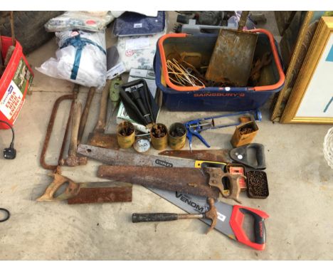AN ASSORTMENT OF TOOLS TO INCLUDE A PUMP ACTION OIL CAN AND A FOLDING SPADE ETC 