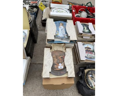 A LARGE QUANTITY OF COLLECTORS PLATES MOSTLY WITH BOXES AND CERTIFICATES TO INCLUDE ROYAL WORCESTER AND KNOWLES ETC 