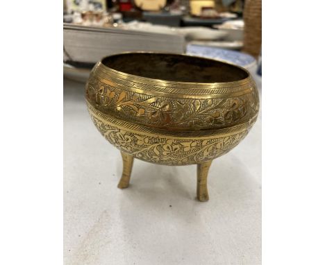 A VINTAGE MIDDLE EASTERN BRASS TRIPOD CENSOR / POT, HEIGHT 10CM 
