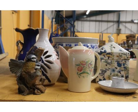 A QUANTITY OF CERAMICS TO INCLUDE A SUSIE COOPER SMALL COFFEE POT, A PYRAMID TRINKET POT WITH RABBIT FINIAL, PLANTER, STUDIO 