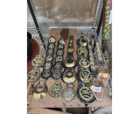 AN ASSORTMENT OF VINTAGE HORSE BRASS' TO INCLUDE SIX SETS ON MARTINGALES AND SOME BEARING NAMES ETC 