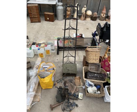 AN ASSORTMENT OF VINTAGE ITEMS TO INCLUDE A METAL STAND, A SMALL STOOL AND A MANUAL GRINDER ETC 