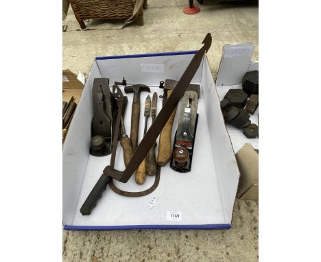 AN ASSORTMENT OF TOOLS TO INCLUDE A ROLSON WOOD PLANE, AN AXE AND A HAMMER ETC 