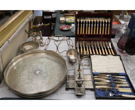 A QUANTITY OF ITEMS TO INCLUDE VINTAGE BOXED FLATWARE, A LARGE ROUND GALLERIED SILVER PLATED TRAY, DIAMETER 40CM, TOAST RACK,