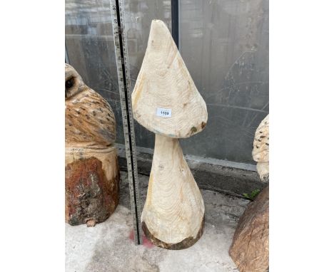 A TOADSTOOL CHAINSAW CARVING (H:75CM) 