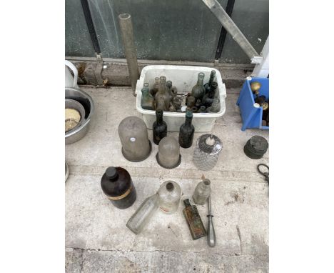 AN ASSORTMENT OF VINTAGE ITEMS TO INCLUDE GLASS BOTTLES, DISPLAY DOMES AND A RETRO LIGHT FITTING ETC 