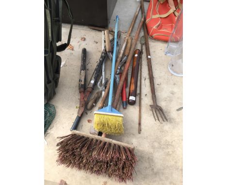 AN ASSORTMENT OF GARDEN TOOLS TO INCLUDE SHEARS, BRUSHES AND FORKS ETC 