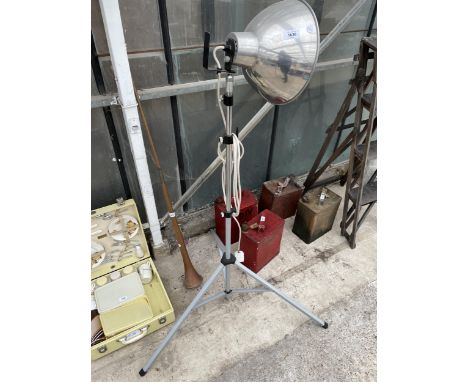A RETRO INDUSTRIAL STYLE LAMP WITH TRIPOD STAND 
