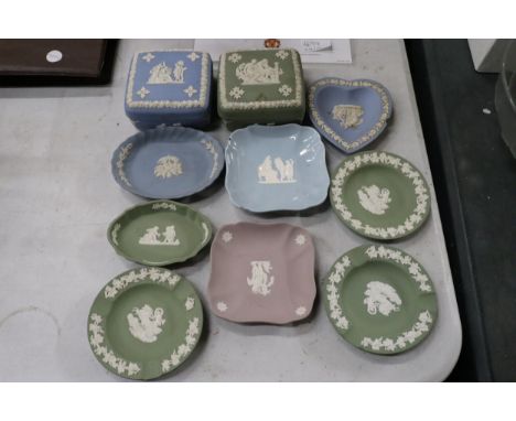 A COLLECTION OF WEDGWOOD JAPERWARE TRINKET BOXES AND PIN TRAYS TO INCLUDE LILAC AND GREEN 