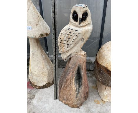 AN OWL CHAINSAW CARVING (H:65CM) 