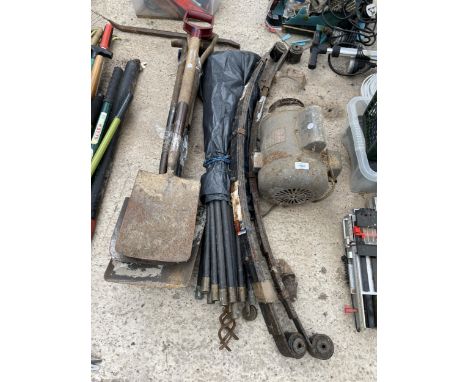 AN ASSORTMENT OF GARDEN TOOLS TO INCLUDE DRAINING RODS, SPADES AND A MOTOR ETC 