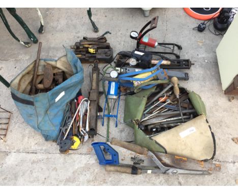 A LARGE ASSORTMENT OF TOOLS TO INCLUDE FOOT PUMPS, DRILL BITS AND A BRACE DRILL ETC 