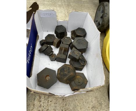 AN ASSORTMENT OF VINTAGE CAST IRON WEIGHTS 