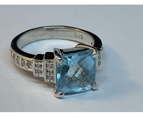 A MARKED 925 SILVER DRESS RING WITH CLEAR BLUE STONE, GROSS WEIGHT 4.74 GRAMS, SIZE K/L 