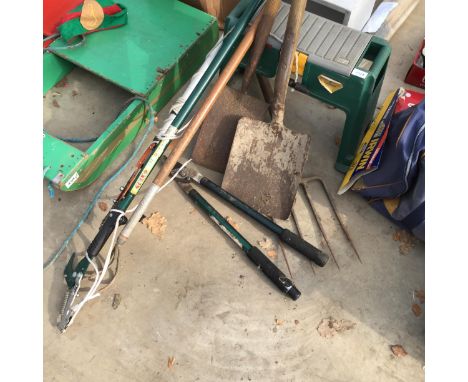 AN ASSORTMENT OF GARDEN TOOLS TO INCLUDE LONG REACH LOPPERS AND SHOVELS ETC 