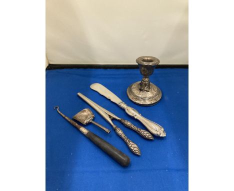 FIVE SILVER ITEMS TO INCLUDE A CANDLE STICK A/F, A SMALL SCOOP, BUTTON HOOK ETC 