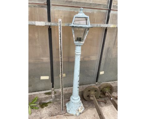 A VINTAGE STYLE GARDEN LAMP POST (H:111CM) 