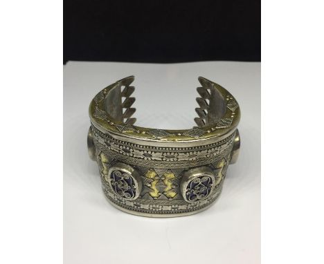 A ORNATE ASIAN SILVER BANGLE 