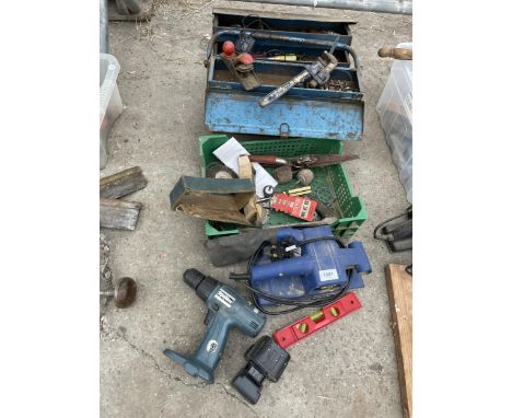 AN ASSORTMENT OF TOOLS TO INCLUDE A POWER CRAFT ELECTRIC SANDER, STILSENS AND A WOOD PLANE ETC 