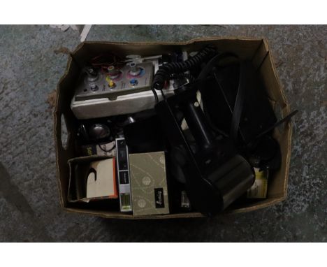 A LARGE COLLECTION OF VINTAGE CAMERA EQUIPMENT 