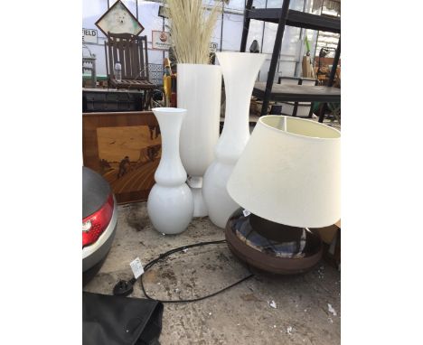 AN ASSORTMENT OF ITEMS TO INCLUDE A CERAMIC LAMP AND THREE WHITE GLASS VASES 