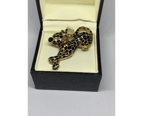 AN ART DECO TIGER BROOCH 