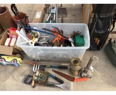 AN ASSORTMENT OF ITEMS TO INCLUDE A BRASS CANDLE HOLDER, A BRASS OIL LAMP AND DOOR LOCKS ETC 