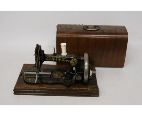 A VINTAGE WINSELMANN 'TITAN' SEWING MACHINE WITH ORIGINAL CASE AND KEY 