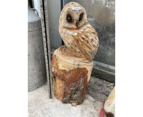 AN OWL CHAINSAW CARVING (H:65CM) 