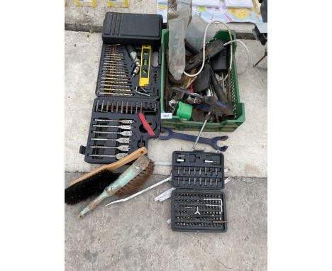 AN ASSORTMENT OF TOOLS TO INCLUDE DRILL BIT SETS AND A WOOD PLANE ETC 