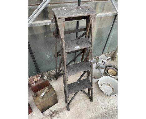 A VINTAGE THREE RUNG WOODEN STEP LADDER 