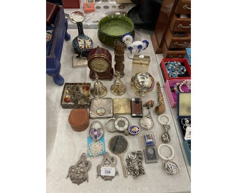 A MIXED VINTAGE LOT TO INCLUDE SOVEREIGN SCALES, COMPACTS, AN ALBERT CHAIN, CLOCK, TRINKET BOXES, ETC 
