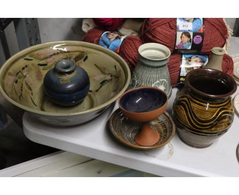 A QUANTITY OF STUDIO ART POTTERY AND STONEWARE TO INCLUDE A LOUIS MULCAHY VASE 