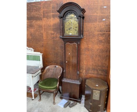 A LATE 18TH CENTURY OAK 8 DAY JND. WILLIAMSON (BOLD) LONGCASE CLOCK WITH BRASS DIAL, ROMAN NUMERIALS AND ARCHED HOOD 