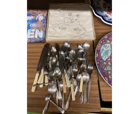 A QUANTITY OF FLATWARE AND A BOXED VINTAGE NAPKIN SET 