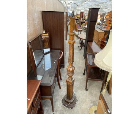 AN EARLY 20TH CENTURY OAK STANDARD LAMP WITH BULBOUS COLUMNS AND CARVED GRAPEVINE DECORATION 