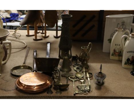 A QUANTITY OF COPPER AND BRASS TO INCLUDE A VASE, COPPER PAN, ALADDINS LAMP BURNER, BELLS, ETC 