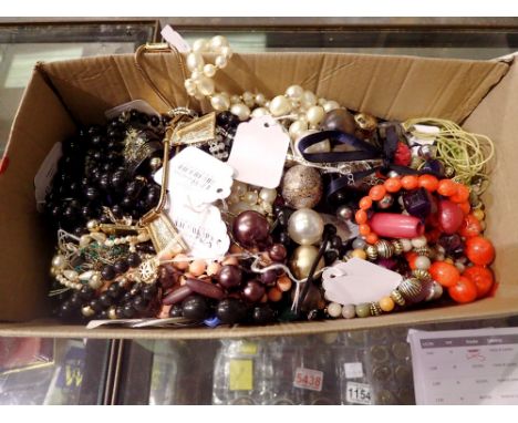 Collection of costume jewellery. UK P&amp;P Group 2 (£20+VAT for the first lot and £4+VAT for subsequent lots) 