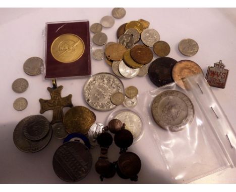Quantity of coins, badges and medallions, some silver. UK P&amp;P Group 1 (£16+VAT for the first lot and £2+VAT for subsequen