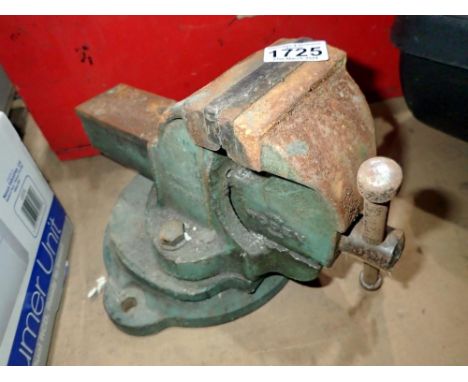 Wooden bench vice on swivel base. Not available for in-house P&amp;P 