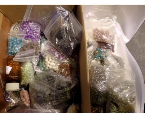 Large quantity of jewellery making beads, including glass examples. UK P&amp;P Group 1 (£16+VAT for the first lot and £2+VAT 
