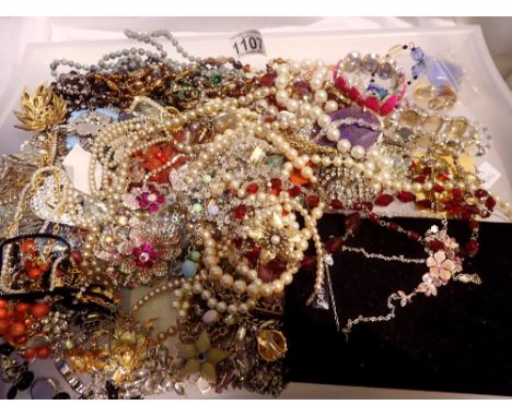 Tray of mixed costume jewellery. UK P&amp;P Group 1 (£16+VAT for the first lot and £2+VAT for subsequent lots) 