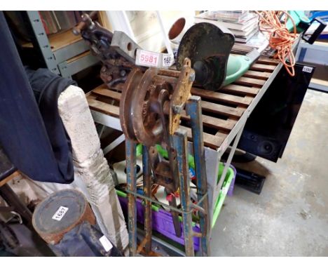 Hilmor conduct pipe vice with 25mm former. Not available for in-house P&amp;P 