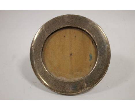 A VINTAGE CIRCULAR HALLMARKED SILVER PICTURE FRAME 